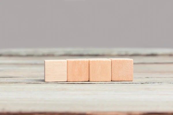 Cuatro cubos de madera en blanco — Foto de Stock