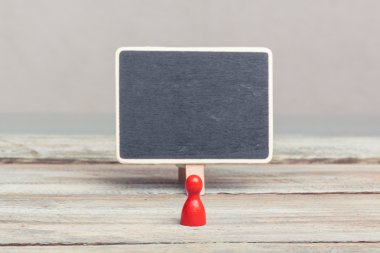 boş yazı tahtası ile kırmızı piyon