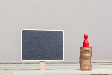 İşareti kırmızı piyon ve bozuk para yığını ile kare