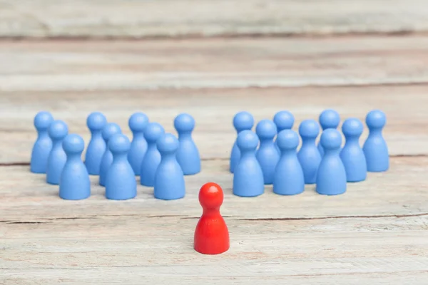 Crowd of blue pawns, with red pawn — Stock Photo, Image