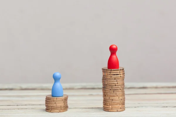 Conceito de riqueza, peão vermelho e azul em pilhas de moedas — Fotografia de Stock