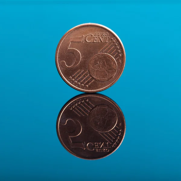 5 美分，欧元钱硬币上用反射蓝色 — 图库照片