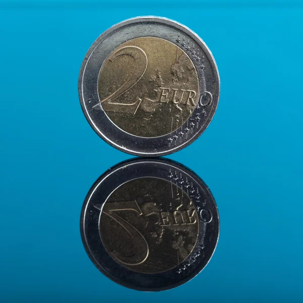 Moneda de dinero de dos euros en azul con reflejo —  Fotos de Stock