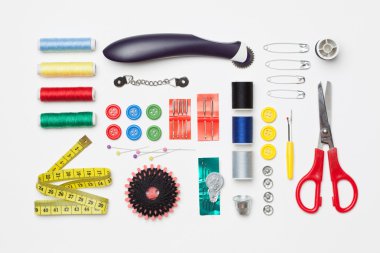 Beyaz arka plan üzerinde izole iğne işi araçlar kümesi