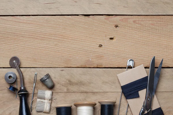 Вышивка и инструменты для рукоделия на деревянном фоне — стоковое фото