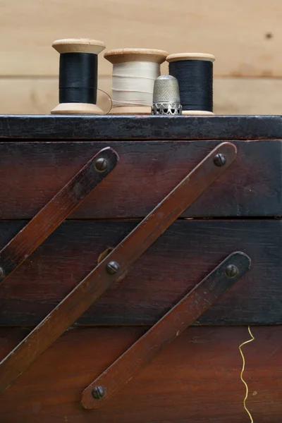 Tematy i robótki ręczne narzędzia na drewniany pojemnik — Zdjęcie stockowe