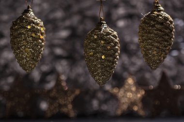 Altın çam koni süsler bokeh ile