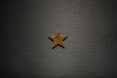 Siyah arduvaz doku arka plan üzerinde bir altın yıldız