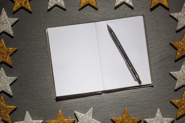 Bloco de notas com caneta em fundo de ardósia, quadro de Natal — Fotografia de Stock