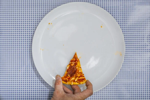 Essen einer Pizzasalami, Blick aus dem hohen Winkel — Stockfoto