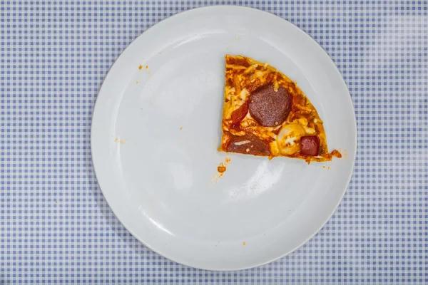 Comer uma pizza Salami, vista de alto ângulo — Fotografia de Stock