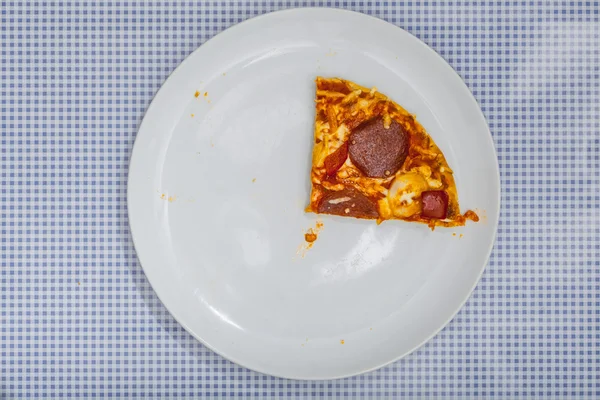 Essen einer Pizzasalami, Blick aus dem hohen Winkel — Stockfoto