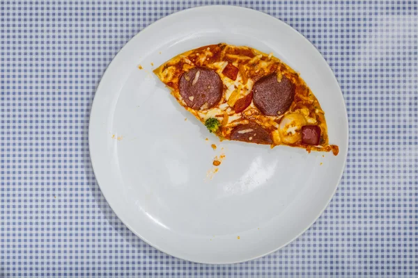 Comer uma pizza Salami, vista de alto ângulo — Fotografia de Stock