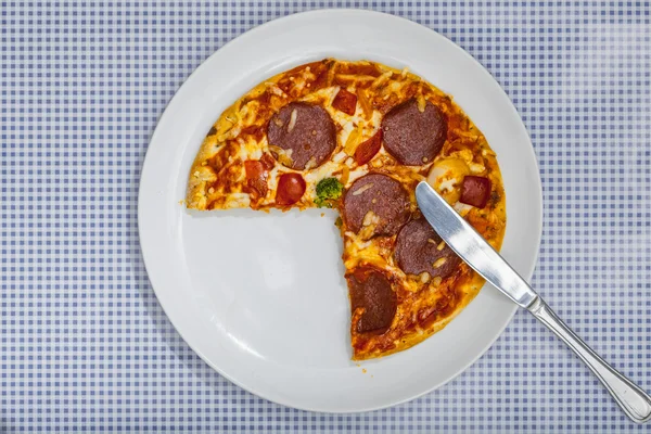 Comer uma pizza Salami, vista de alto ângulo — Fotografia de Stock