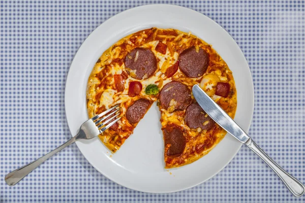 Essen einer Pizzasalami, Blick aus dem hohen Winkel — Stockfoto