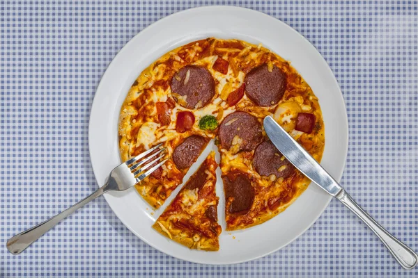 Essen einer Pizzasalami, Blick aus dem hohen Winkel — Stockfoto