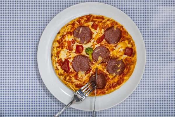 Comer uma pizza Salami, vista de alto ângulo — Fotografia de Stock