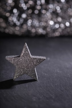 Bokeh arka plan ile gümüş Noel yıldızı süsleme