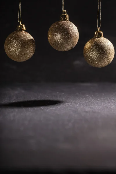 Decoración de Navidad colgando en frente de fondo negro — Foto de Stock