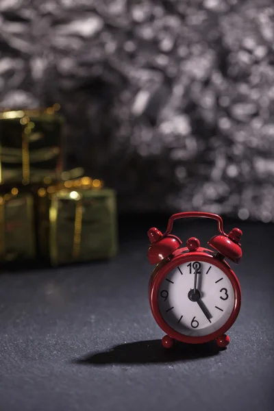 Alarm clock 5 o'clock, Christmas decoration background — Stock Photo, Image