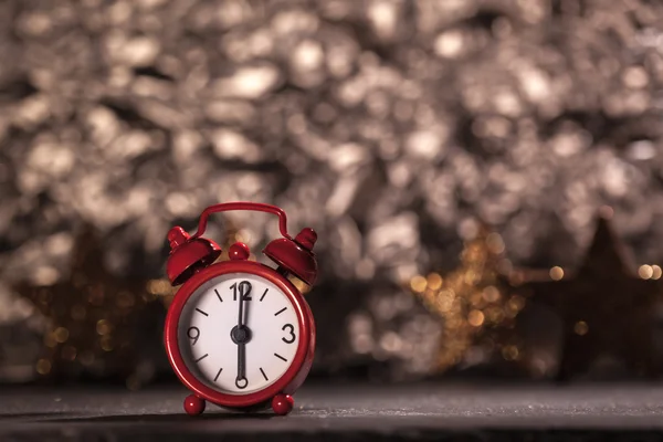 Reloj despertador seis en punto, fondo de decoración navideña — Foto de Stock