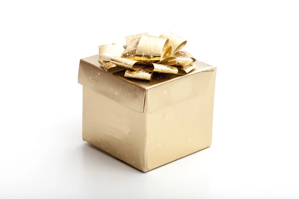 Goldene Geschenkbox isoliert auf weißem Hintergrund — Stockfoto