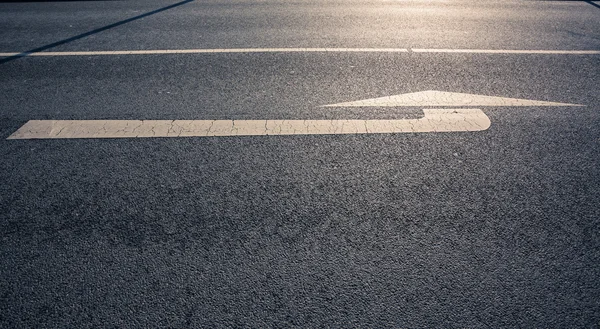Pijl-links straat markering asfalt onderweg — Stockfoto