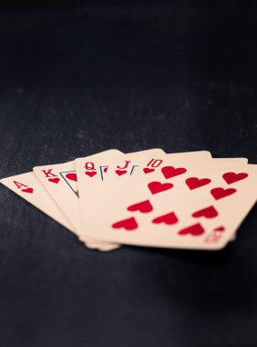 Royal Flush kartları kalbinde, vintage tarzı renkler