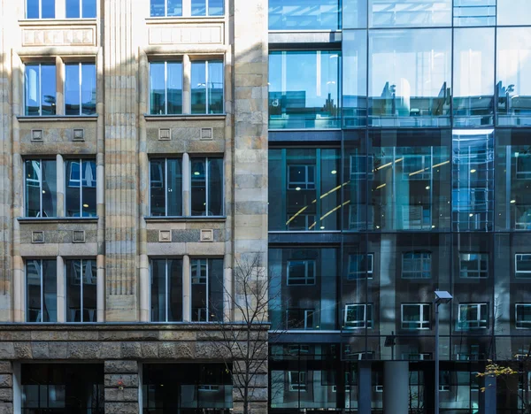 Dos fachadas exteriores de edificios comerciales — Foto de Stock