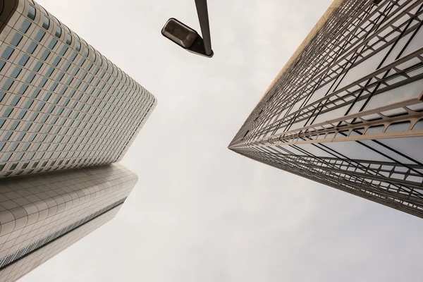 Vista para cima de edifícios altos em Frankfurt — Fotografia de Stock