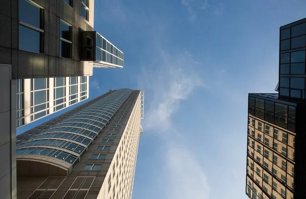 Nízký úhel zobrazení budov ve Frankfurtu nad Mohanem Německo — Stock fotografie