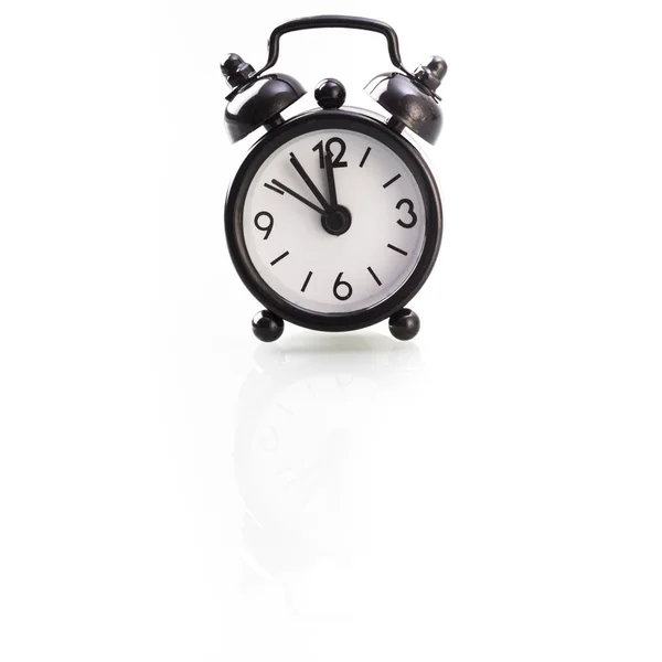 Reloj despertador negro mostrando de cinco a doce — Foto de Stock