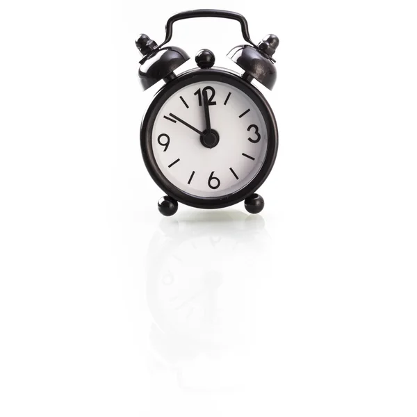 Reloj despertador de estilo retro que muestra las doce en punto, aislado en whit — Foto de Stock