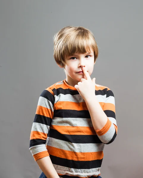 Söta förskolebarn har roligt, rörande näsa — Stockfoto