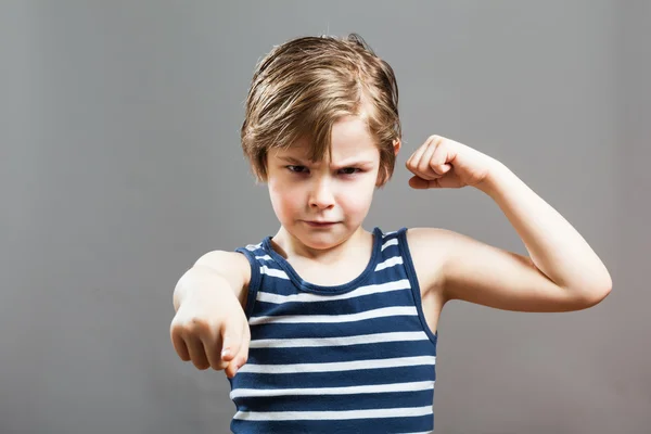 Little Sportive Tough Boy - Escolhendo uma luta — Fotografia de Stock