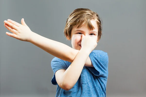 Liten pojke uttryck - spelar ett spratt — Stockfoto