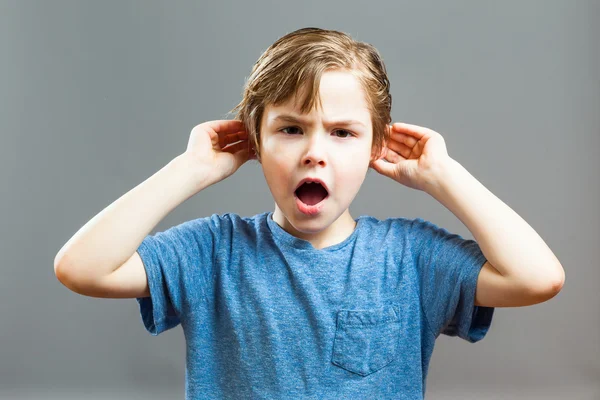 Liten pojke uttryck - jag kan inte höra dig — Stockfoto