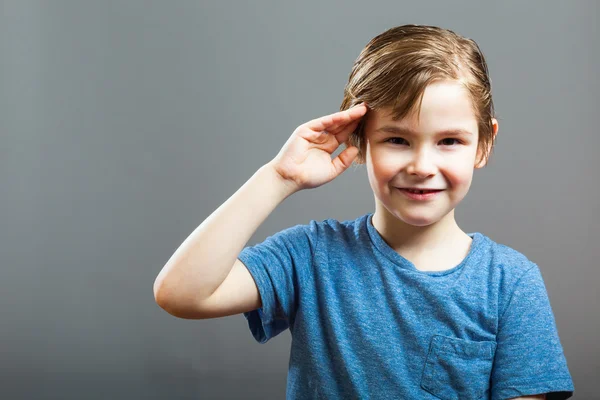 Liten pojke uttryck - salutera — Stockfoto