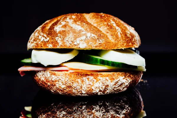 Colazione sandwich su sfondo riflessione — Foto Stock