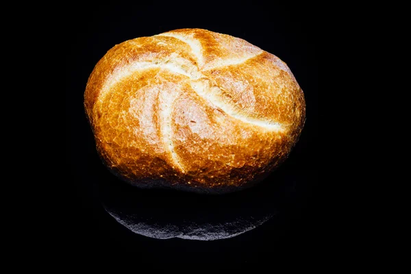 Rolo de pão, sobre fundo preto, reflexão — Fotografia de Stock