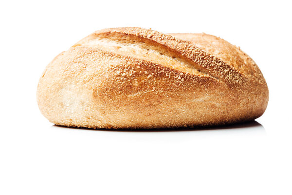 Картофельный рулон на белом фоне
