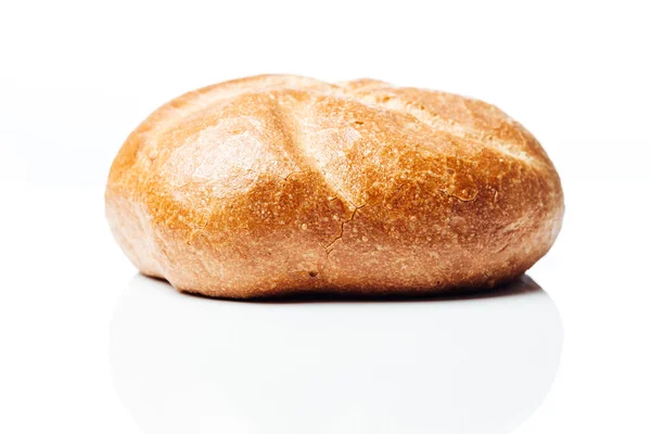 Fechar a rolo de pão, tiro lateral sobre fundo branco — Fotografia de Stock