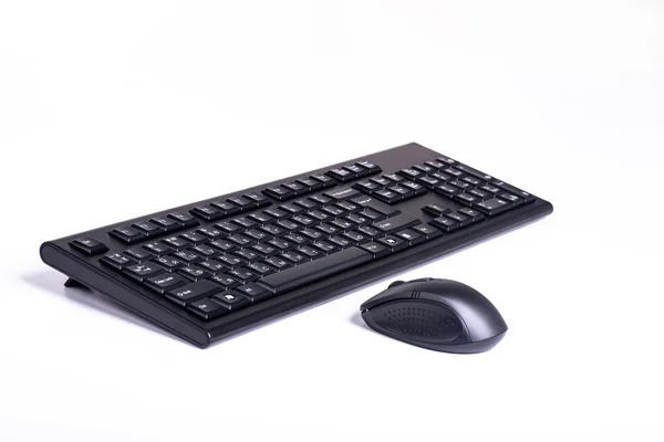 Черная кириллическая беспроводная клавиатура с беспроводной мышью на белом фоне Стоковое Фото
