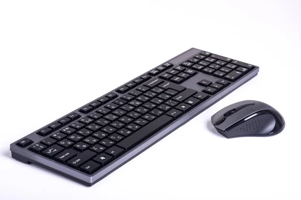 Черная кириллическая беспроводная клавиатура с беспроводной мышью на белом фоне Лицензионные Стоковые Изображения