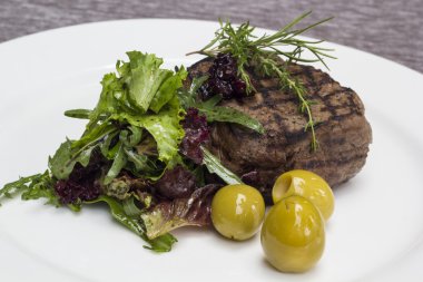 Zeytinli bir tabakta sığır eti biftek