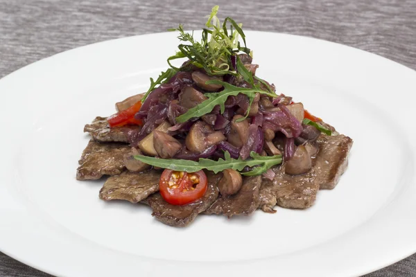 Ensalada de ternera con tomates y rúcula —  Fotos de Stock