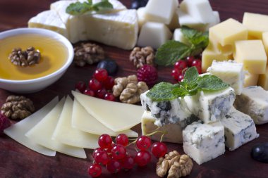 Peynir tabağı üzüm ile