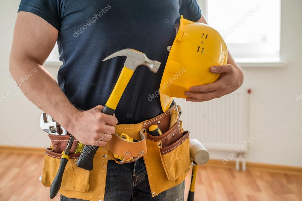 Homme À Tout Faire Inconnu Avec Les Mains Sur La Taille Et La Ceinture À  Outils Avec Des Outils De Construction Sur Fond Gris. Outils De Bricolage  Et Concept De Travail Manuel