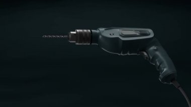 karanlık bir arka plan üzerinde inşaat matkap