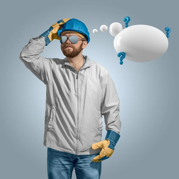 Construction worker builder in helmet thinking with speech bubbl — Stock Photo, Image